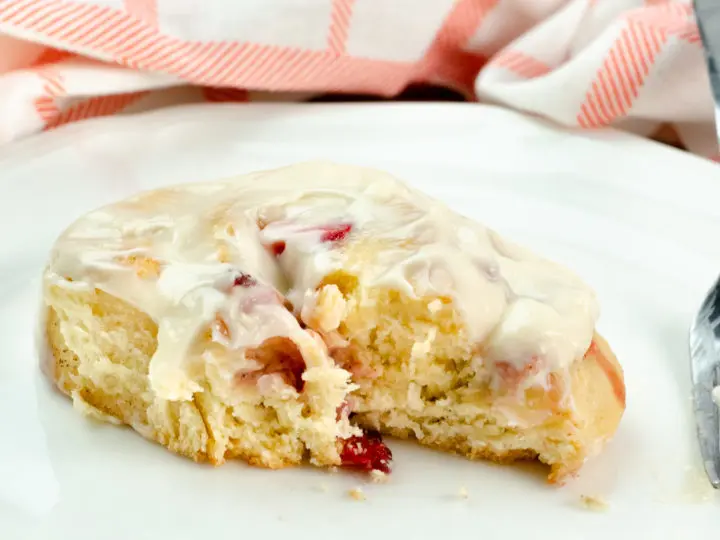 Strawberry Cinnamon Rolls with Cream Cheese Icing Bite. Bake your family my Strawberry Cinnamon Rolls with Cream Cheese Icing for a delicious breakfast treat. It's the star dish of any breakfast, brunch or weekday treat.