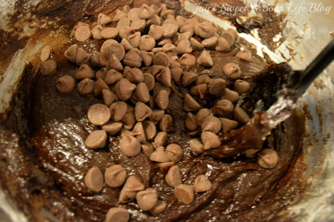 fudgy brownie cheesecake choco chips. Decadent made from scratch fudgy brownies smothered with a creamy cheesecake filling. These easy to make fudgy cheesecake brownies are moist and full of decadent chocolate flavor.