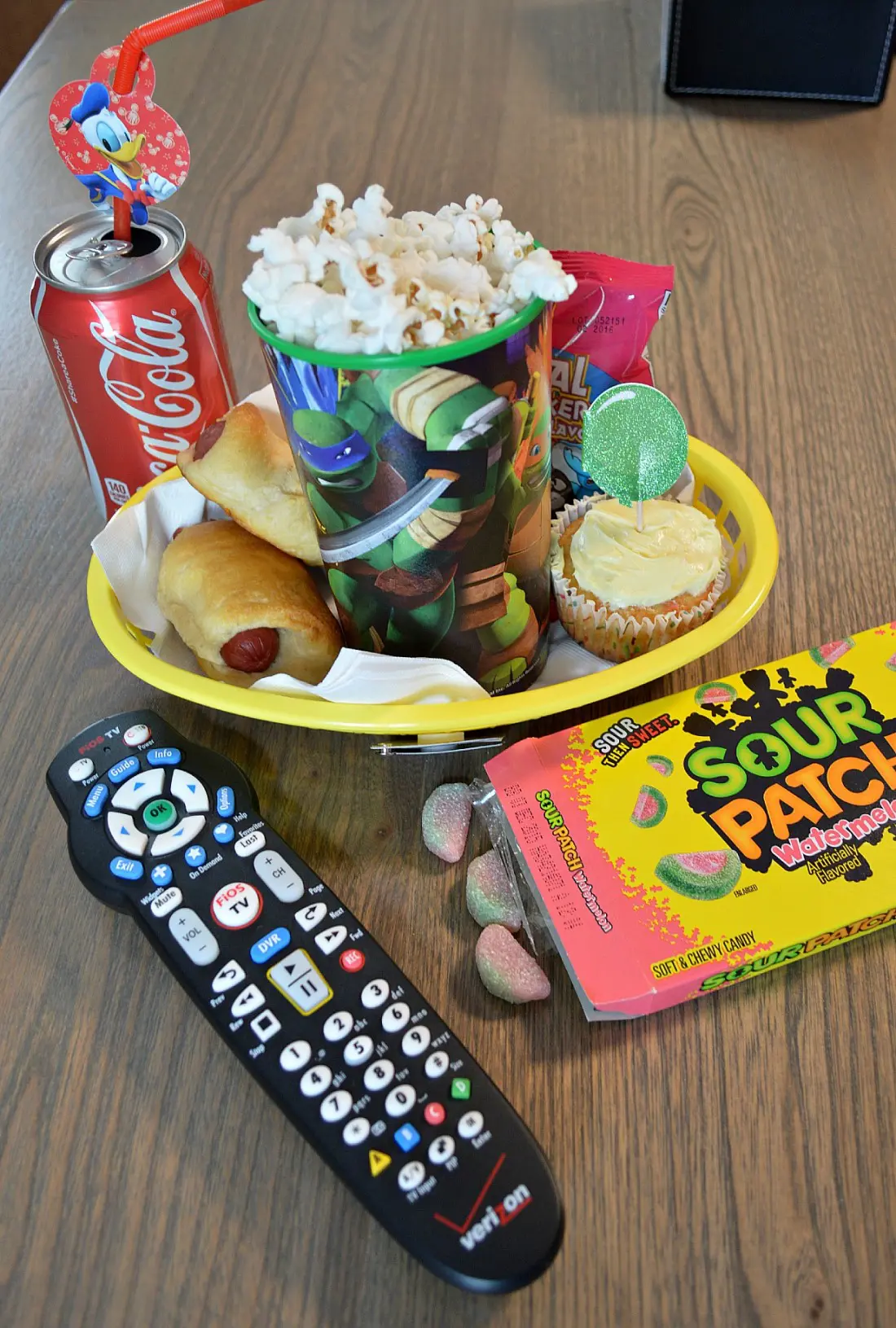 Simple and easy tips and tricks about How To Host A Kids Movie Themed Party on a budget. Create a fun kid's movie-themed party with a few decorations, some fun snacks, and a #CustomTV package from Verizon FiOS.