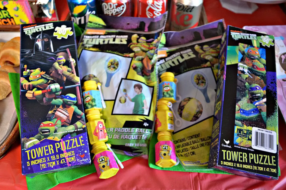 Simple and easy tips and tricks about How To Host A Kids Movie Themed Party on a budget. Create a fun kid's movie-themed party with a few decorations, some fun snacks, and a #CustomTV package from Verizon FiOS.