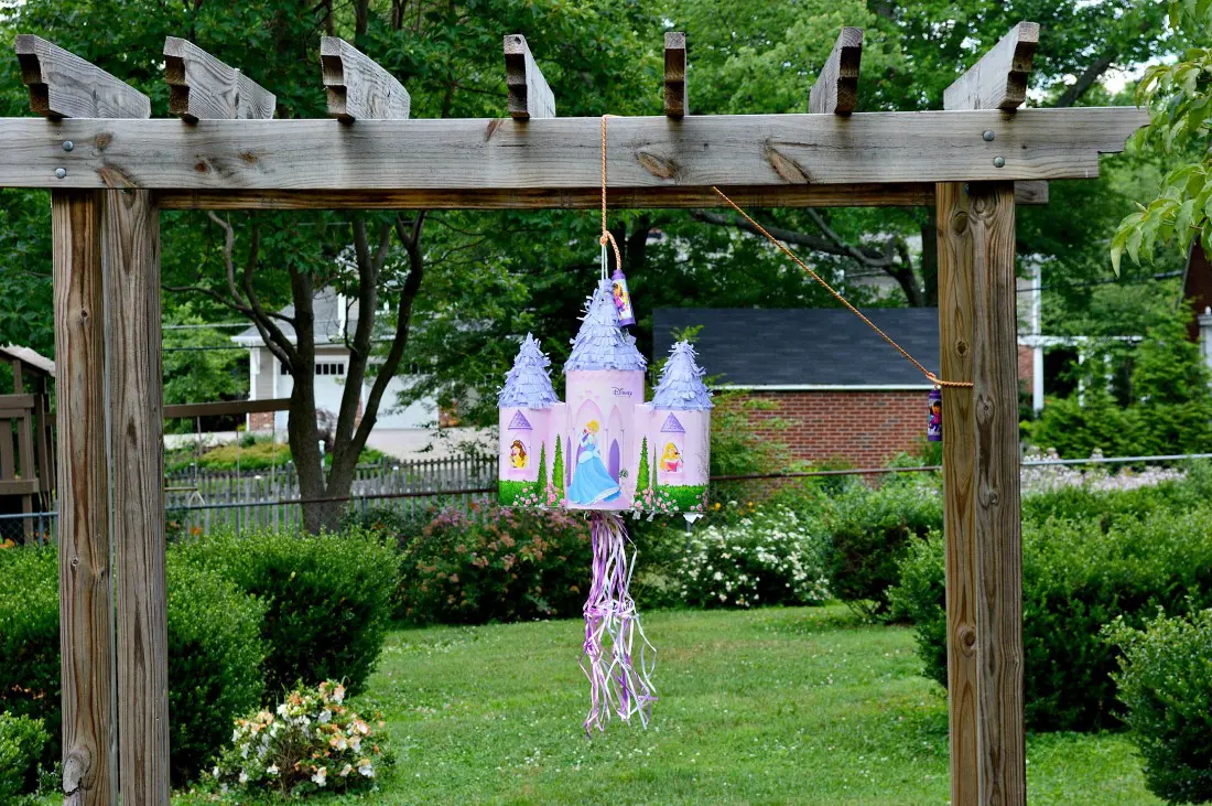 Simple and easy tips and tricks about How To Host A Kids Movie Themed Party on a budget. Create a fun kid's movie-themed party with a few decorations, some fun snacks, and a #CustomTV package from Verizon FiOS.