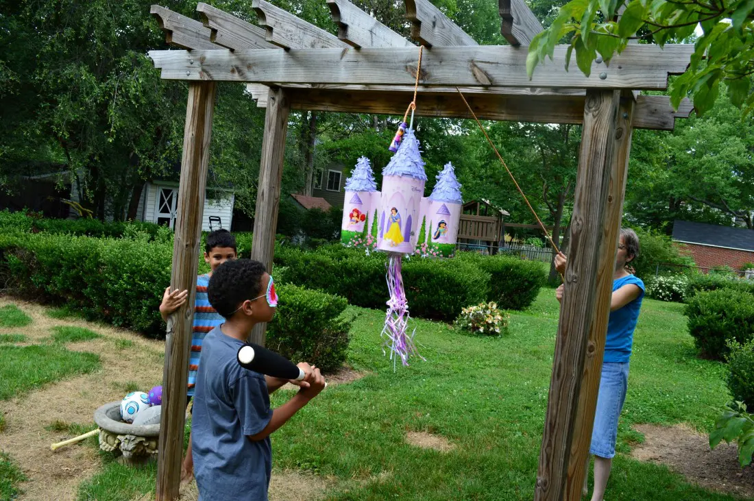 Simple and easy tips and tricks about How To Host A Kids Movie Themed Party on a budget. Create a fun kid's movie-themed party with a few decorations, some fun snacks, and a #CustomTV package from Verizon FiOS.