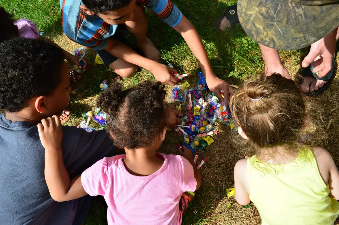 Simple and easy tips and tricks about How To Host A Kids Movie Themed Party on a budget. Create a fun kid's movie-themed party with a few decorations, some fun snacks, and a #CustomTV package from Verizon FiOS.