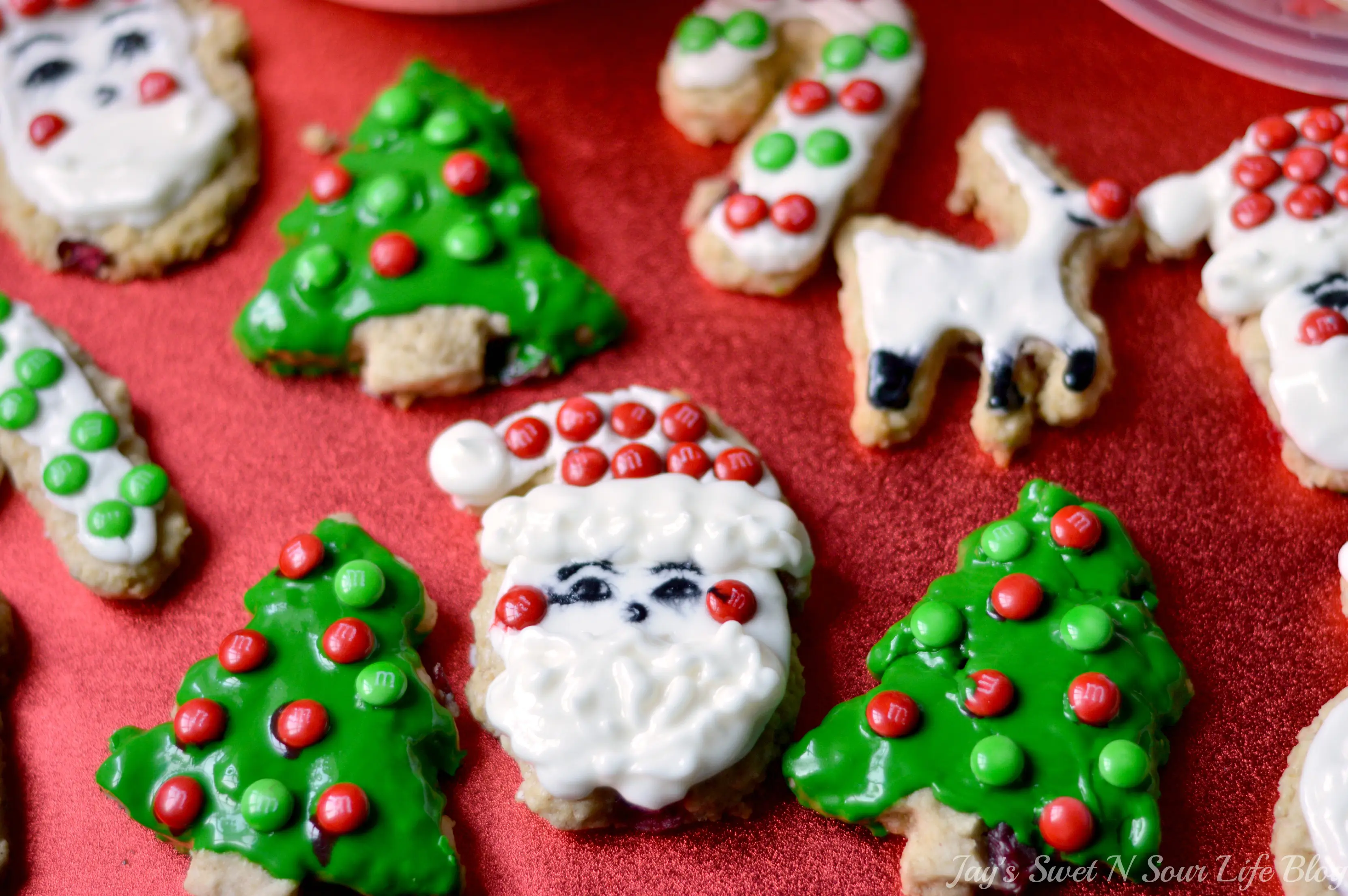 Cranberry Oatmeal Decoration 9. Bake up something delicious this holiday, my Moist Cranberry Oatmeal Cookies are a crowd-pleaser and perfect for your annual Christmas cookie exchange. Made with fresh cranberries and my secret ingredient, these cookies are guaranteed to put a smile on your family's face this holiday. 