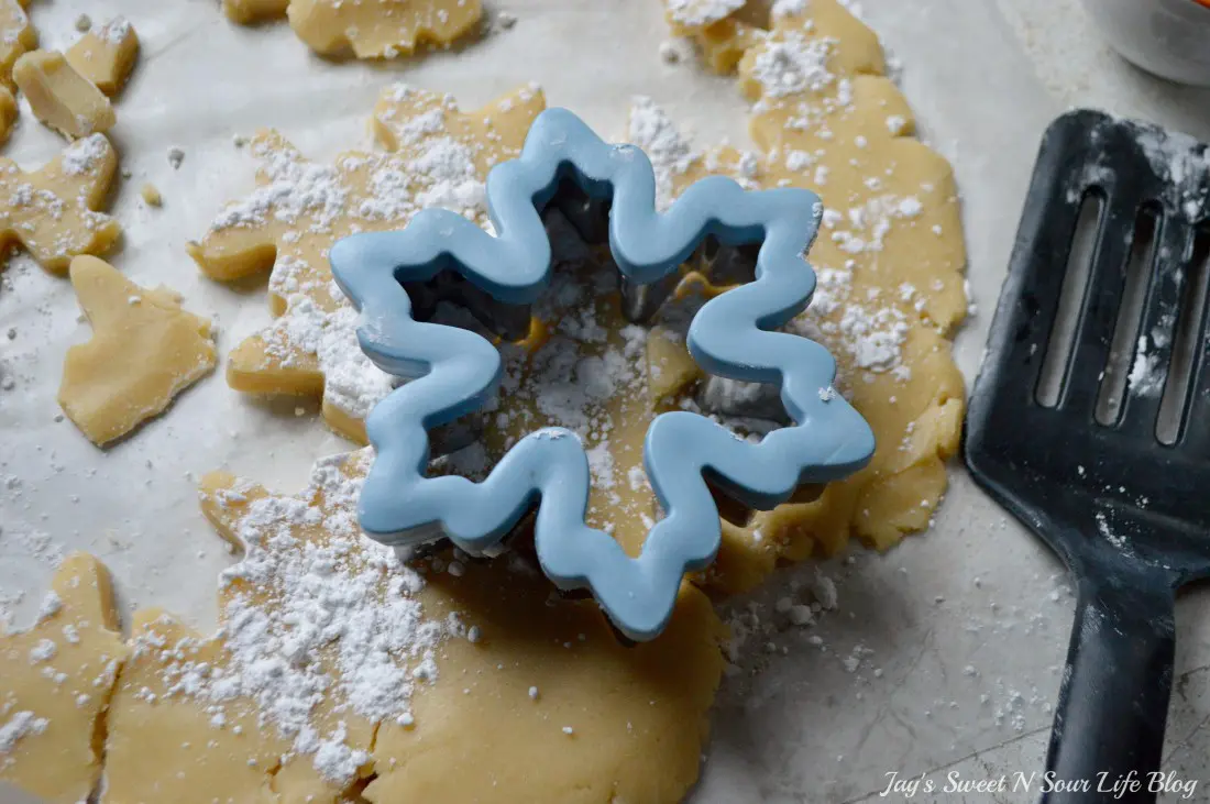 Santas milk and cookies latte Step 15. Treat Santa to his very own Santa's Milk and Cookies Latte, paired with a buttery snowflake cookie perfect for dipping. No milk frother needed, this delicious sugar cookie flavored latte and snowflake cookies make the perfect holiday treat duo.