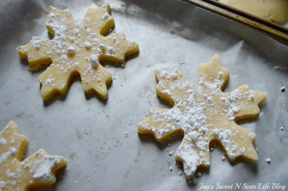 Santas milk and cookies latte Step 16. Treat Santa to his very own Santa's Milk and Cookies Latte, paired with a buttery snowflake cookie perfect for dipping. No milk frother needed, this delicious sugar cookie flavored latte and snowflake cookies make the perfect holiday treat duo.