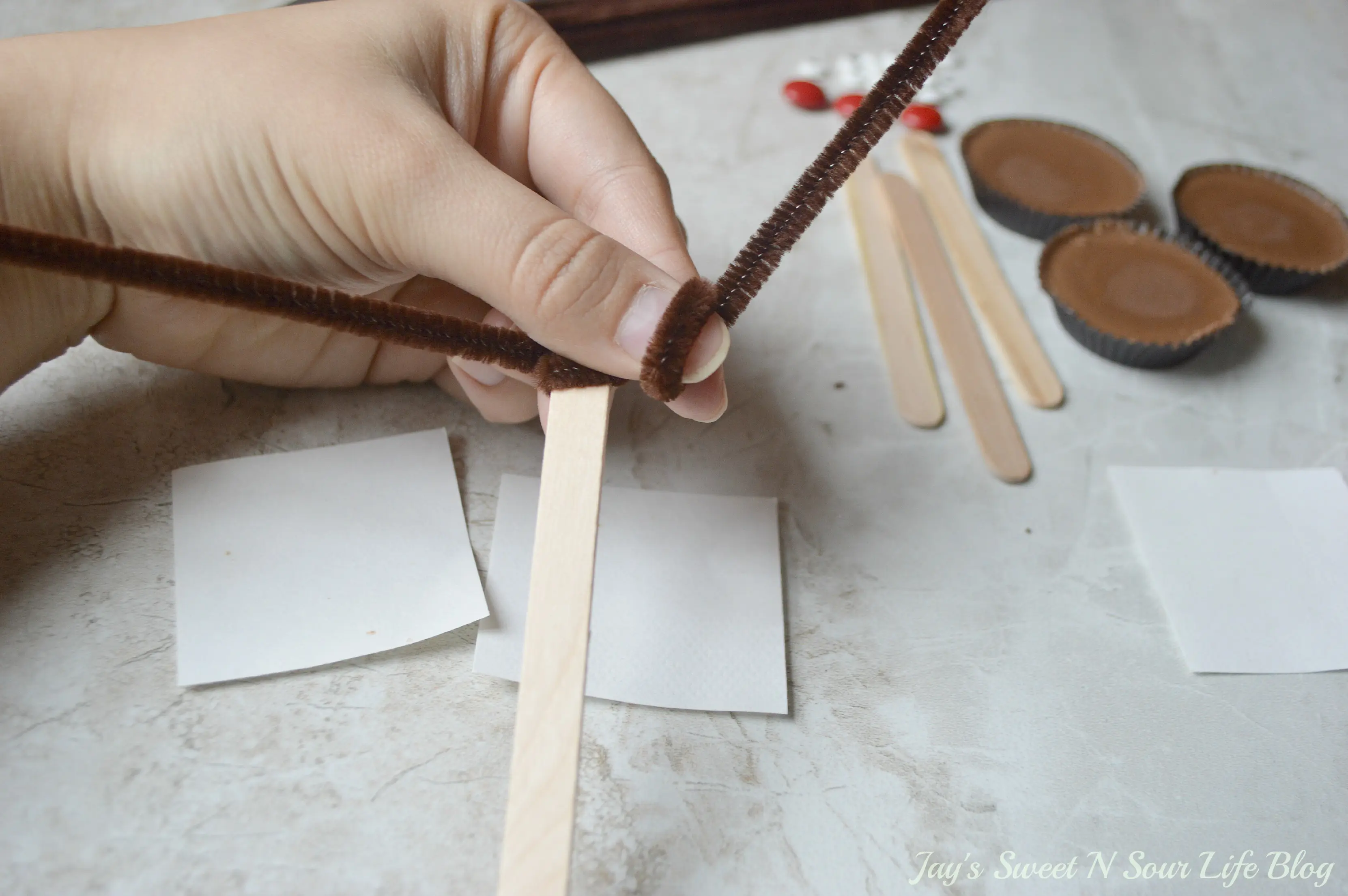 Edible Reindeer Step 3. Fun and easy to make, dash into the holiday season with an adorable Edible Rudolf. This Edible Christmas Craft is kid-friendly and perfect for holiday parties and gatherings.