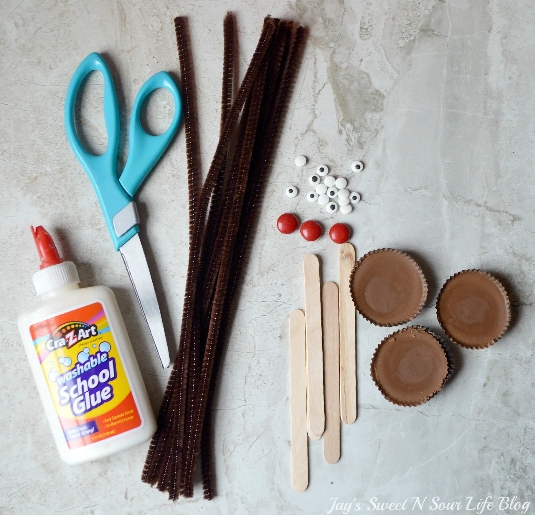 Edible Reindeer Supplies. Fun and easy to make, dash into the holiday season with an adorable Edible Rudolf. This Edible Christmas Craft is kid-friendly and perfect for holiday parties and gatherings.