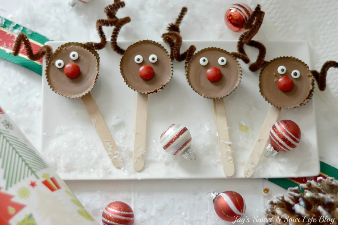 Edible Reindeer Christmas Craft. Edible Reindeer Display. Fun and easy to make, dash into the holiday season with an adorable Edible Rudolf. This Edible Christmas Craft is kid-friendly and perfect for holiday parties and gatherings.