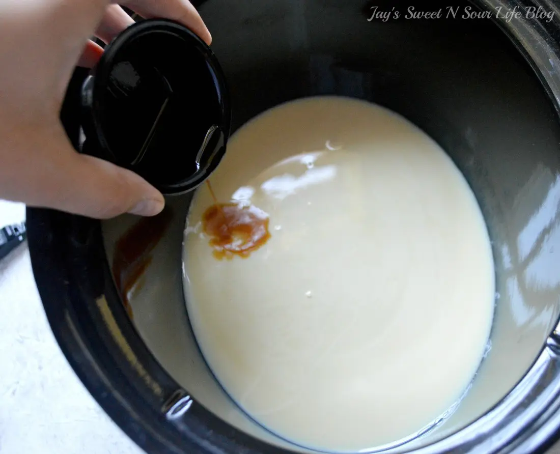 Eggnog Hot Chocolate Step 2. This decadent Eggnog Hot Chocolate is the perfect holiday drink for Christmas Parties. Made in the slow cooker, this eggnog infused hot chocolate is smooth, creamy, chocolatey, and easy to make.