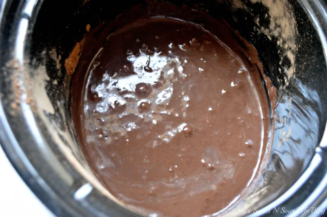 Eggnog Hot Chocolate Step 6. This decadent Eggnog Hot Chocolate is the perfect holiday drink for Christmas Parties. Made in the slow cooker, this eggnog infused hot chocolate is smooth, creamy, chocolatey, and easy to make.
