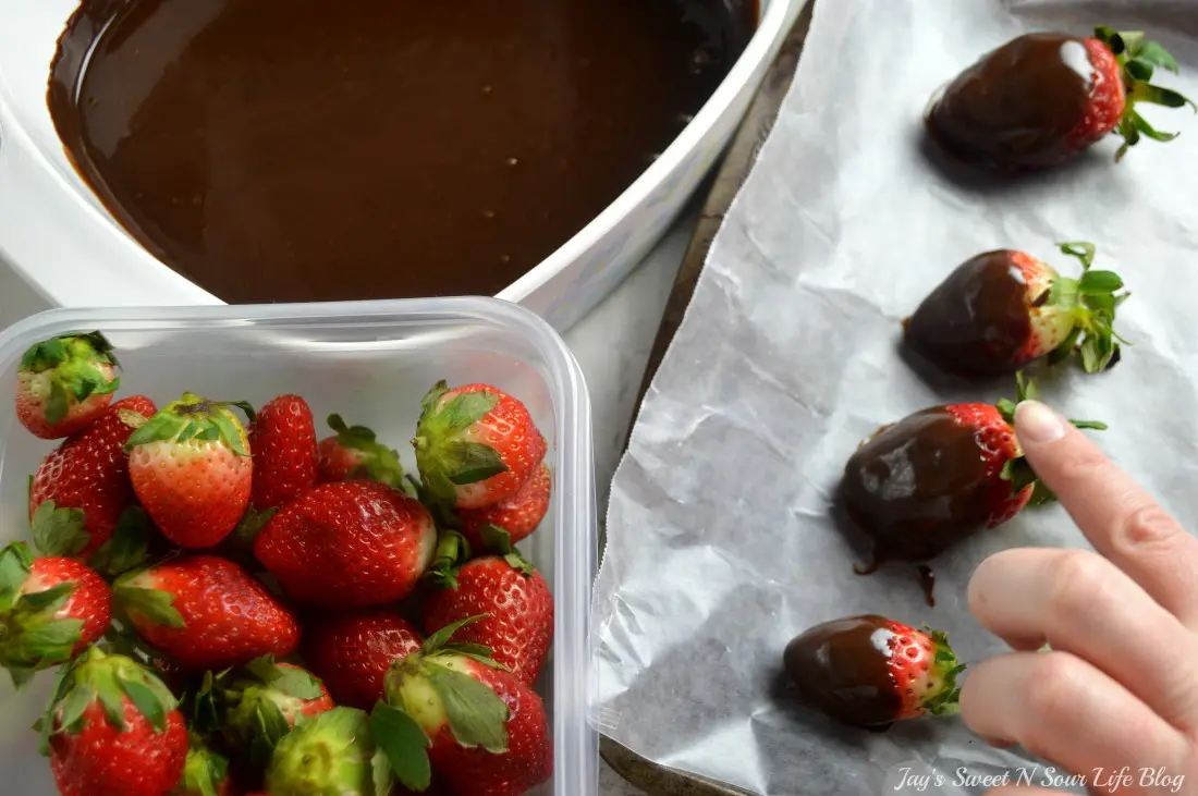 Strawberry Valentines Day Cupcakes Step 3. Make these deliciously moist Red Velvet Cupcakes stuffed with Strawberries. Topped with Chocolate Ganache and chocolate dipped strawberries.