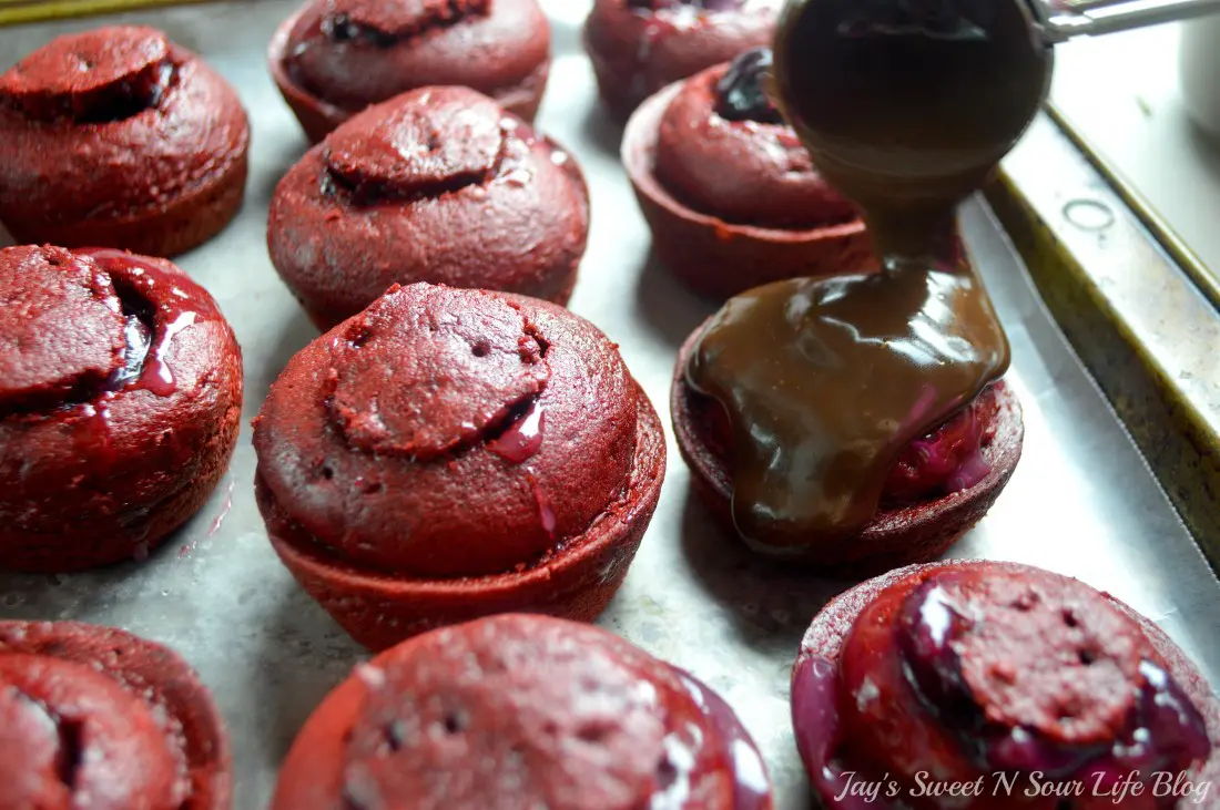 Strawberry Valentines Day Cupcakes Step 5. Make these deliciously moist Red Velvet Cupcakes stuffed with Strawberries. Topped with Chocolate Ganache and chocolate dipped strawberries.