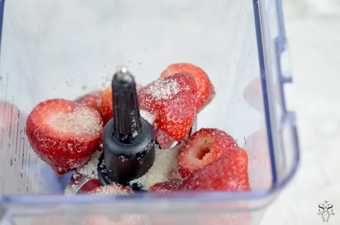Strawberry Lemonade Step 2. Stop buying premade! Enjoy a freshly squeezed cup of Strawberry Lemonade on a warm sunny day, it's the perfect deliciously refreshing way to cool off. Everything tastes better homemade!