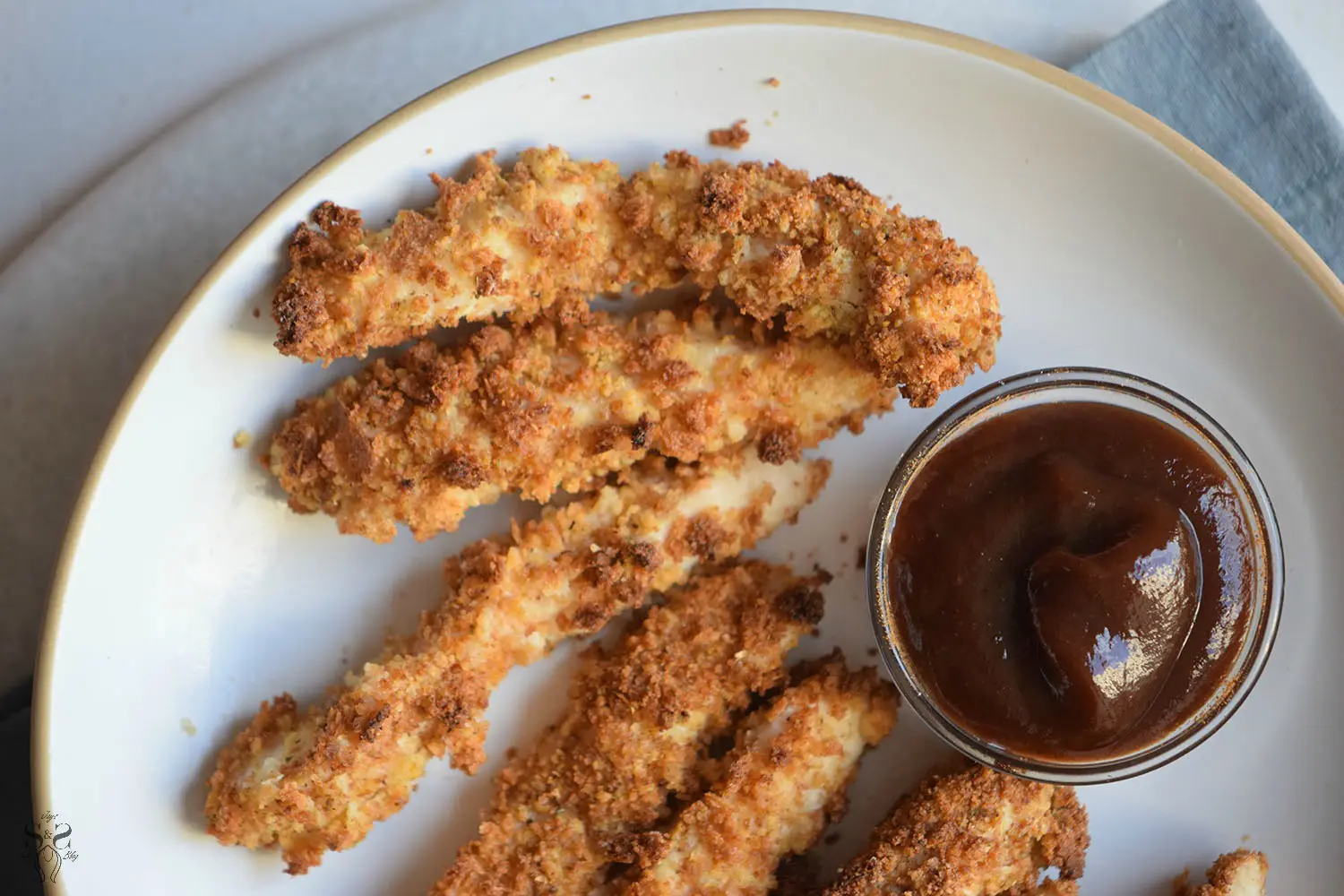 Easy Spicy Chicken Tenders. Spicy Chicken Strips are perfect for weeknight dinners. It's an easy and quick recipe that only takes a few minutes to fry up, yet it is packed full of flavor and super addictive.
