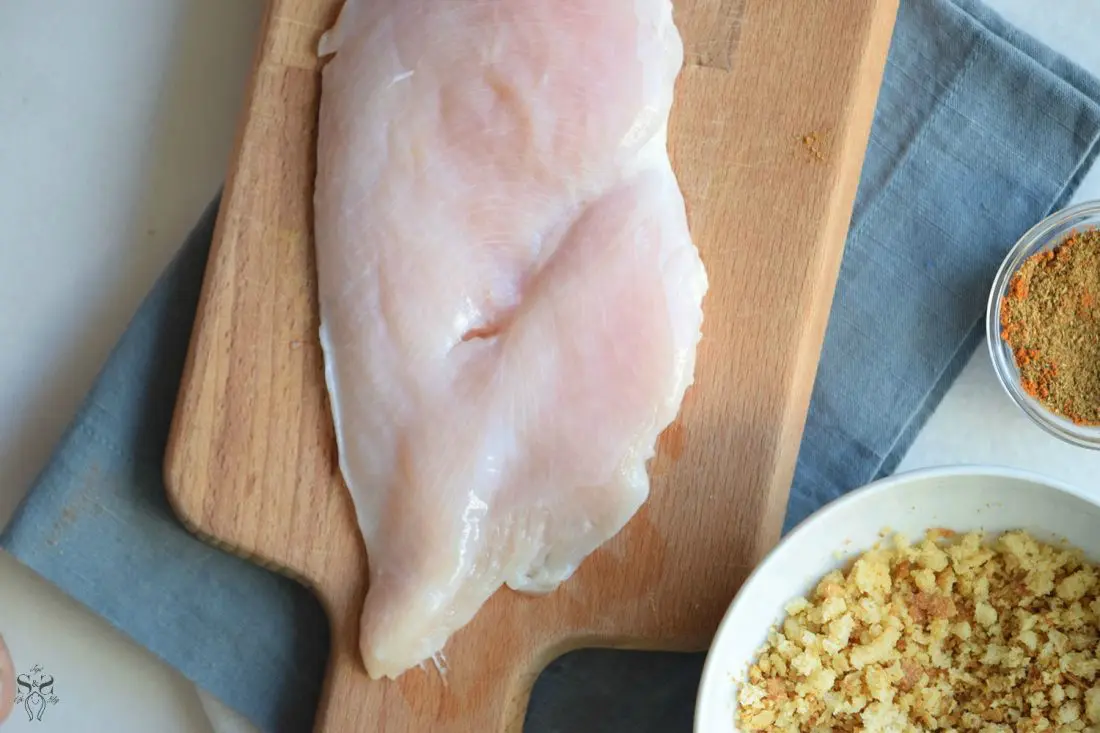 Easy Spicy Chicken Strips Step 1. Spicy Chicken Strips are perfect for weeknight dinners. It's an easy and quick recipe that only takes a few minutes to fry up, yet it is packed full of flavor and super addictive.