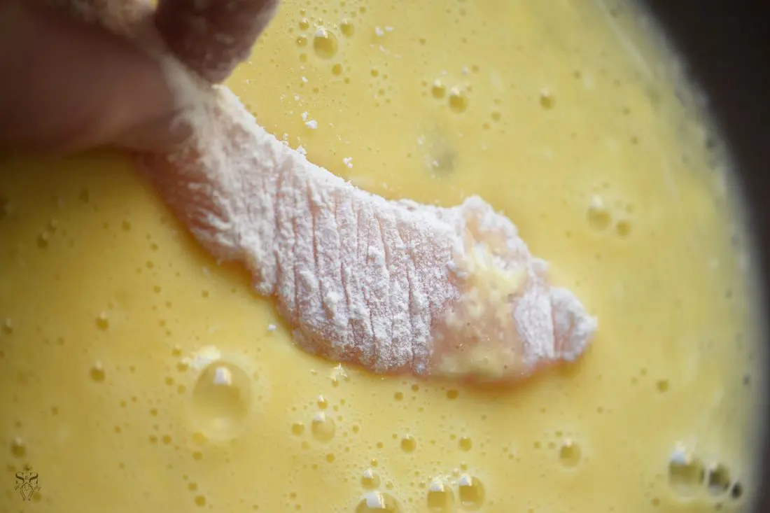 Easy Spicy Chicken Strips Step 10. Spicy Chicken Strips are perfect for weeknight dinners. It's an easy and quick recipe that only takes a few minutes to fry up, yet it is packed full of flavor and super addictive.