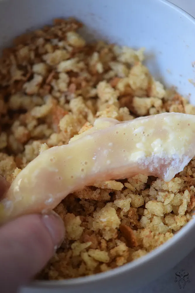 Easy Spicy Chicken Strips Step 11. Spicy Chicken Strips are perfect for weeknight dinners. It's an easy and quick recipe that only takes a few minutes to fry up, yet it is packed full of flavor and super addictive.