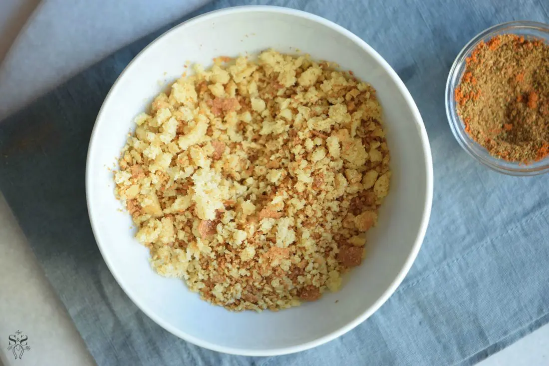 Easy Spicy Chicken Strips Step 2. Spicy Chicken Strips are perfect for weeknight dinners. It's an easy and quick recipe that only takes a few minutes to fry up, yet it is packed full of flavor and super addictive.