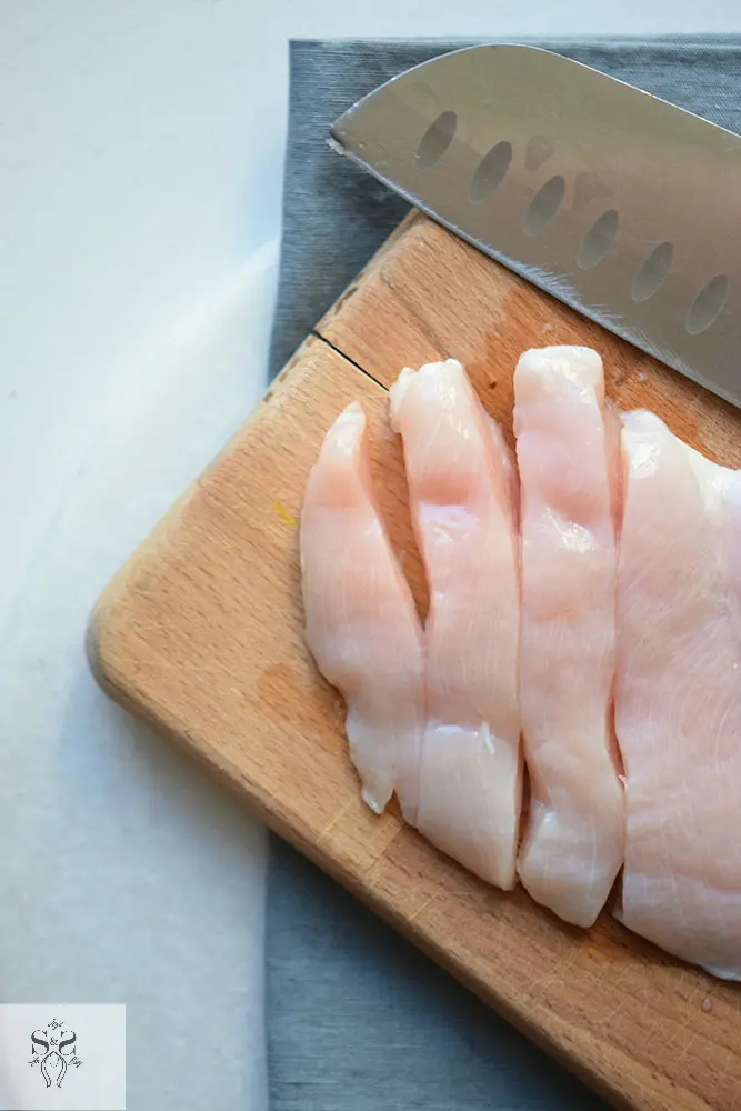 Easy Spicy Chicken Strips Step 4. Spicy Chicken Strips are perfect for weeknight dinners. It's an easy and quick recipe that only takes a few minutes to fry up, yet it is packed full of flavor and super addictive.
