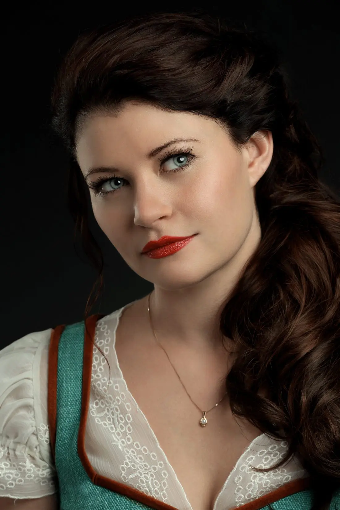ONCE UPON A TIME - ABC's "Once Upon a Time" stars Emilie de Ravin as Belle. (ABC/Bob D'Amico)