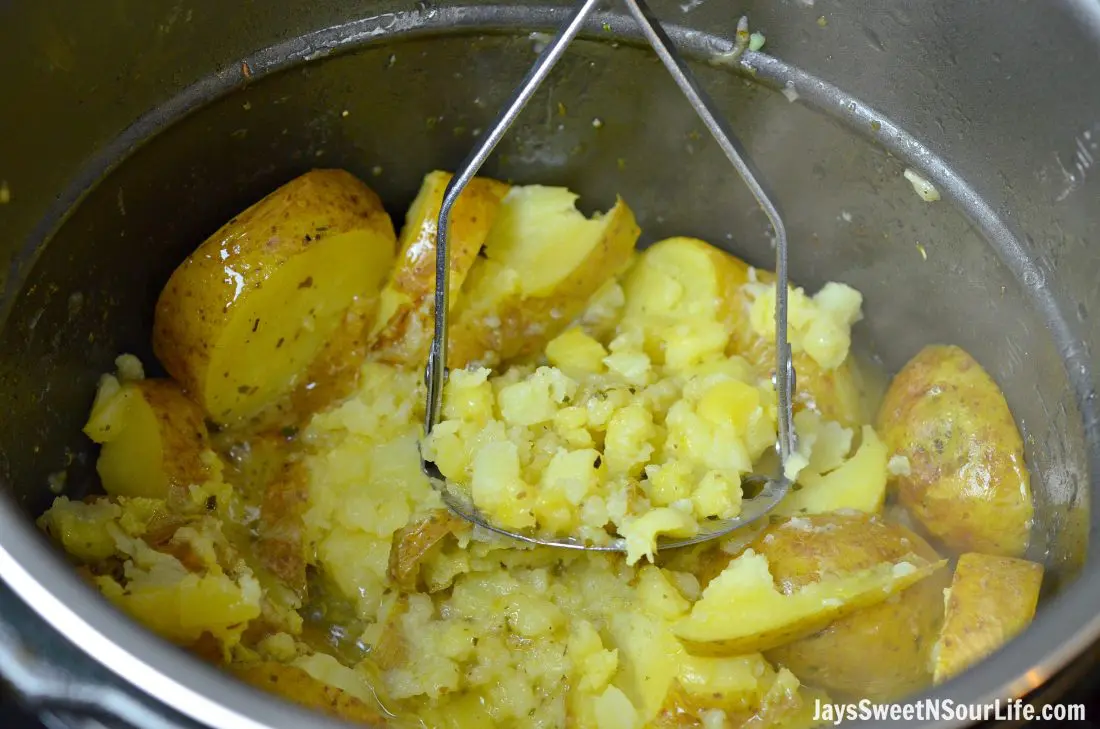 Instant Pot Lemon and Herb Chicken Step 22. From prep to finish my Instant Pot Lemon and Herb Chicken and Mashed Potatoes are ready in just 30 minutes. Amazingly flavorful with a savory lemon and herb sauce, this chicken dinner easily feeds a family of 5.