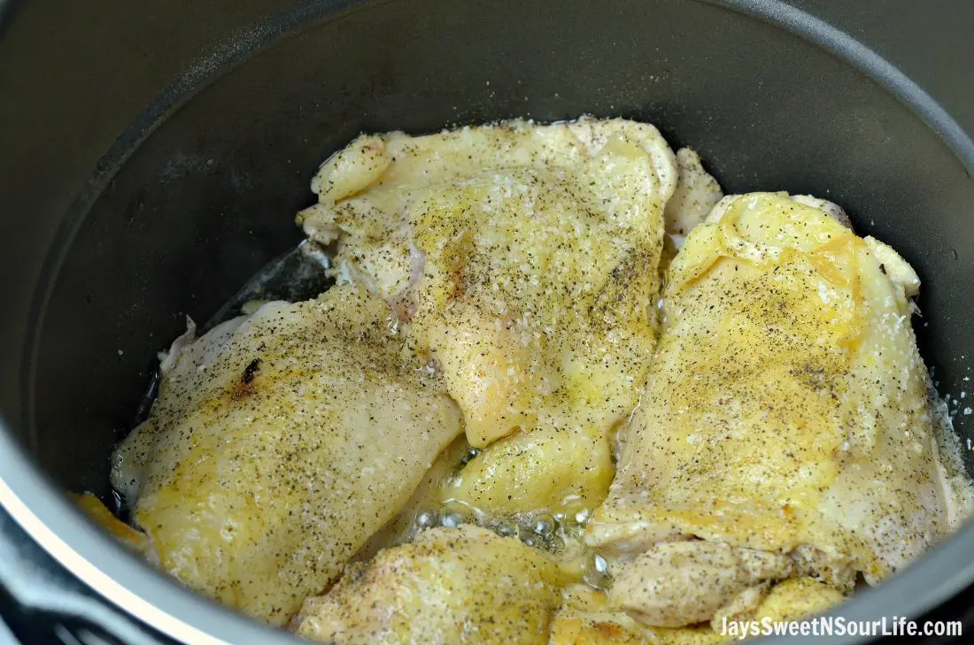 Instant Pot Lemon and Herb Chicken Step 6. From prep to finish my Instant Pot Lemon and Herb Chicken and Mashed Potatoes are ready in just 30 minutes. Amazingly flavorful with a savory lemon and herb sauce, this chicken dinner easily feeds a family of 5.