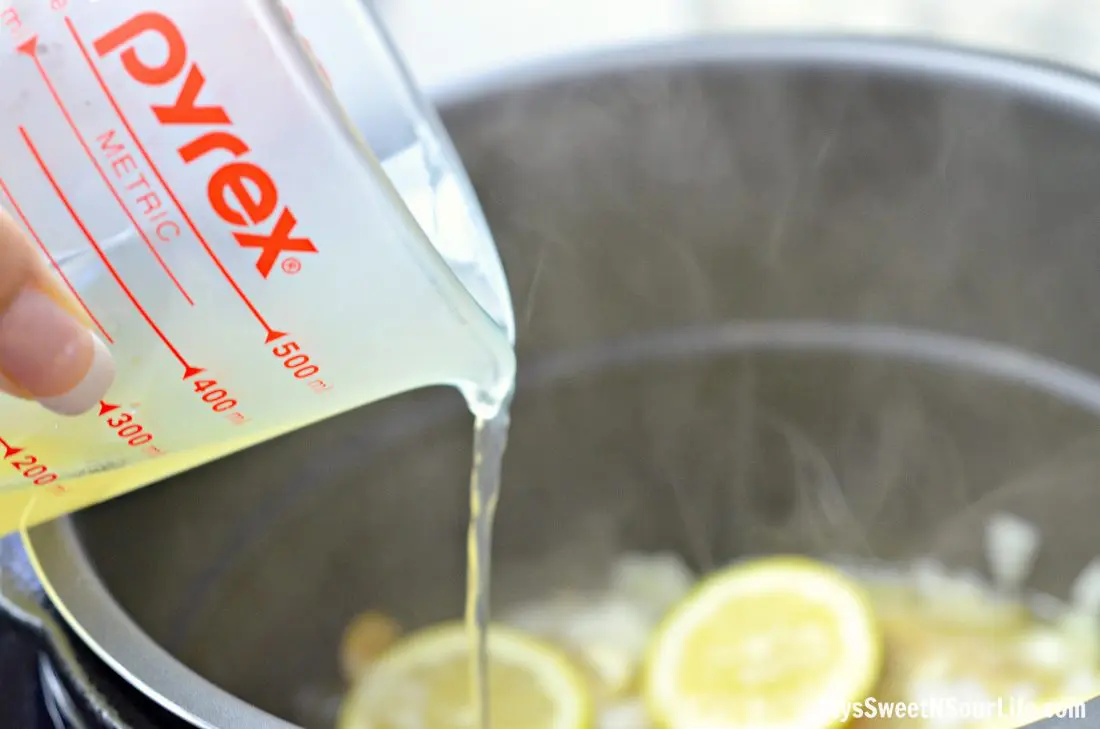 instant Pot Lemon and Herb Chicken Step 9. From prep to finish my Instant Pot Lemon and Herb Chicken and Mashed Potatoes are ready in just 30 minutes. Amazingly flavorful with a savory lemon and herb sauce, this chicken dinner easily feeds a family of 5.
