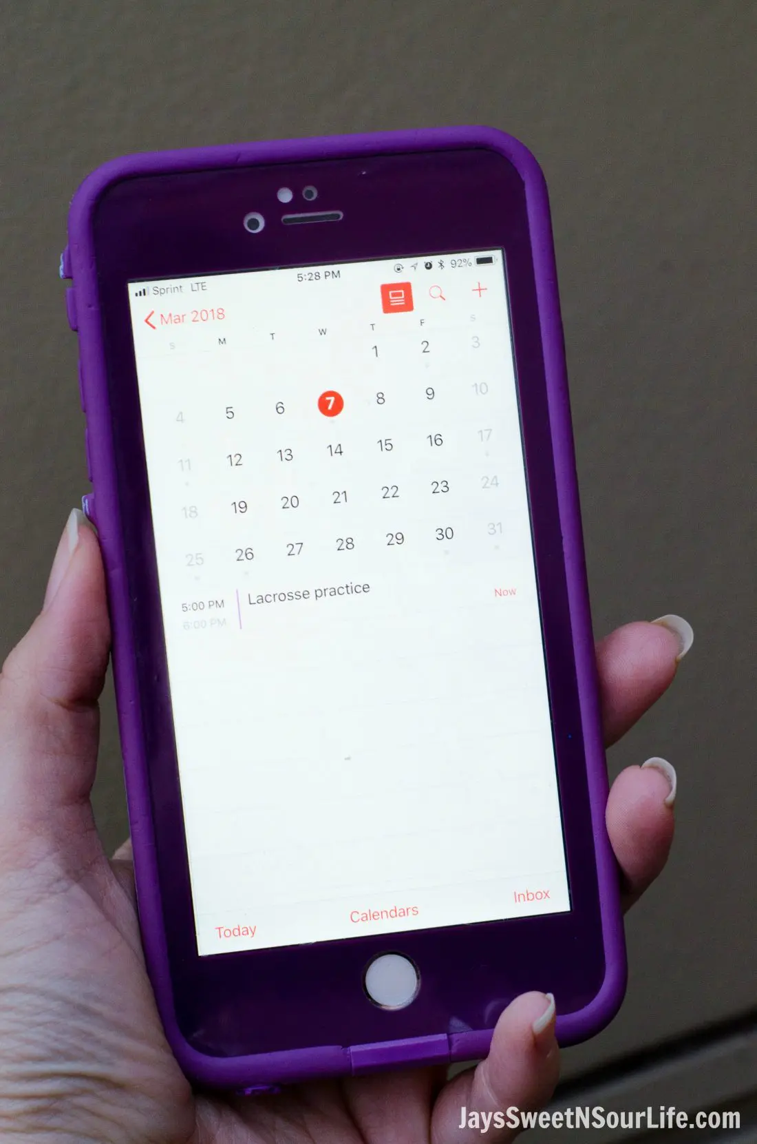 5 tips for the on the go mom. Use calendars you can find in your phone or online to help organize daily activtiy schedules.