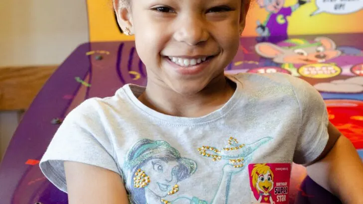 Chuck e cheeses VIP birthday Party with an African American birthday girl wearing a star wristband. Each Birthday Star Wristband gives the user 2 hours of unlimited play.