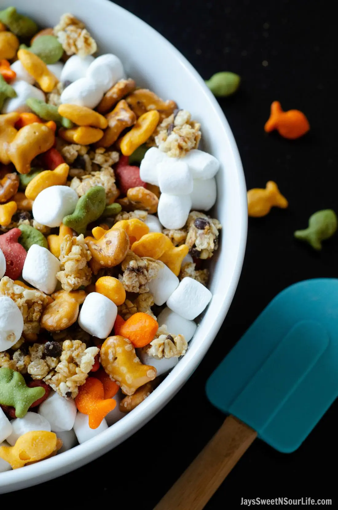 Goldfish crackers are my go-to snack! My families favorite on the go trail mix is sweet and oh so delicious. Try this Goldfish Trail Mix and take it on the go with your family to theme parks, parks, or your back yard.