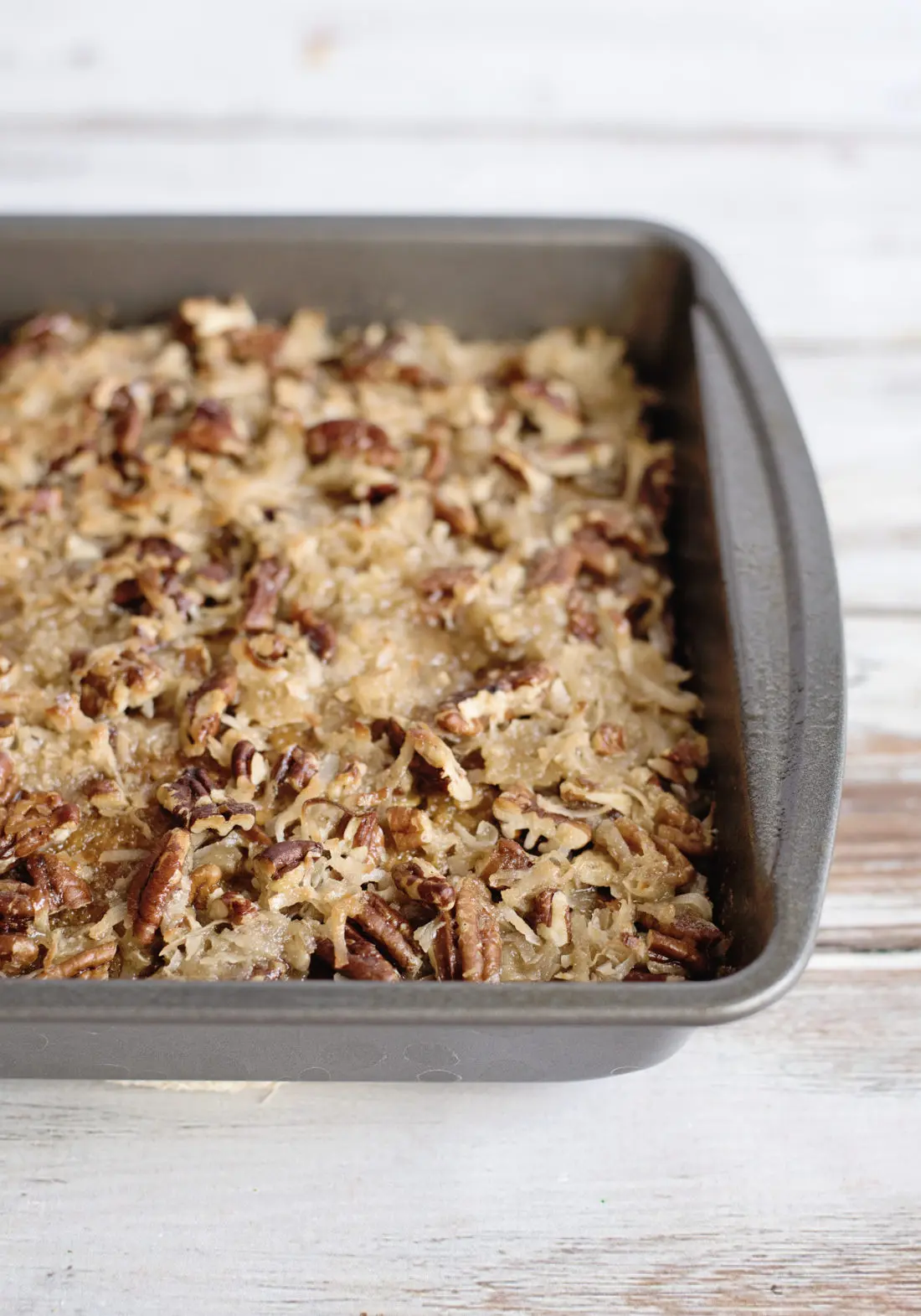 Straight out of the oven you can find this delicious Oatmeal Cake with Coconut Pecan Frosting. Easy to make and perfect for the whole family, serve right from the pan.
