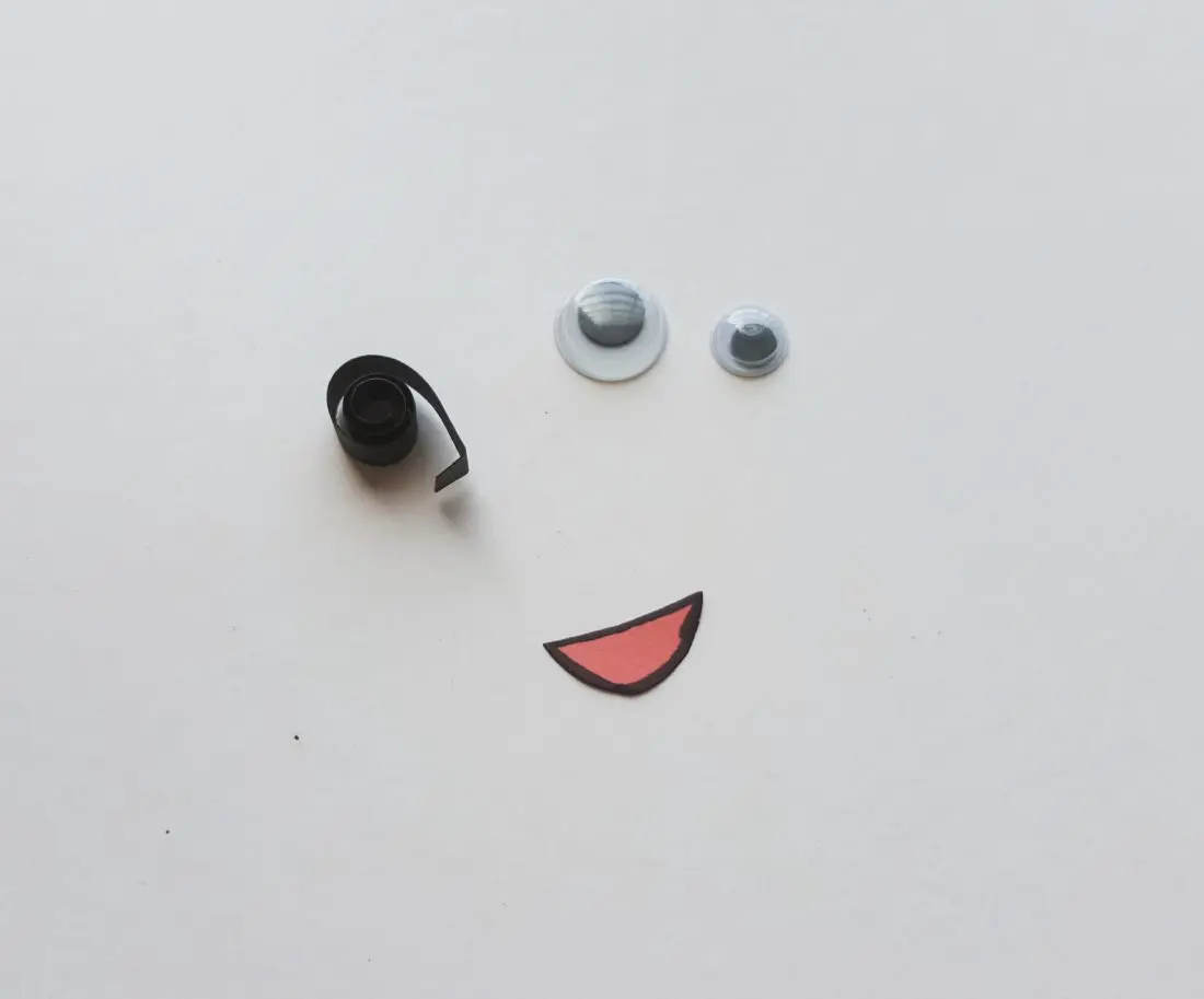 Paper Quilling Halloween Monsters Step 5. It's time to get crafty with this easy to follow Paper Quilling tutorial. Create some insanely cute little monsters with your family today. 