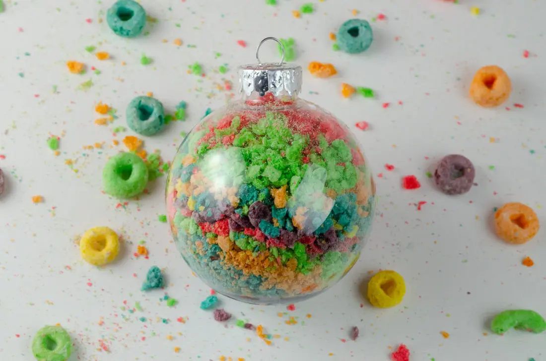 Christmas Ornament Ideas for Kids Using Cereal Abstract Art Ornament closeup. It's time to let the kids be the boss for this new kid-friendly Christmas DIY. Rethink Cereal with somr my Christmas Ornament Ideas for Kids Using Cereal.