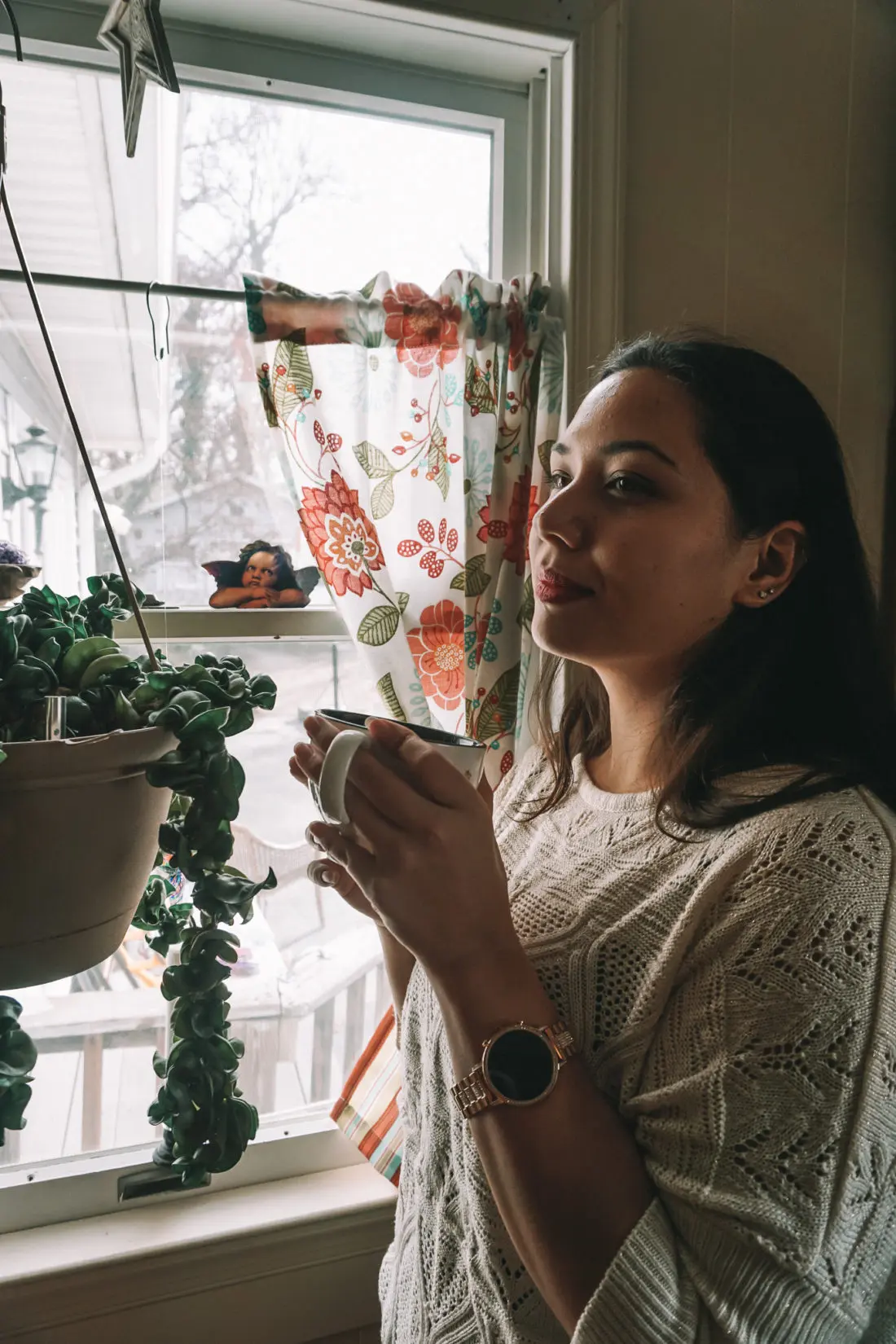 Filipino Woman . Wearing Fossil - Gen 4 Venture HR SmartwatchThe Women's Fossil - Gen 4 Venture HR Smartwatch is the best assistant you never knew you hired. Enjoy the touch screen plus special features.