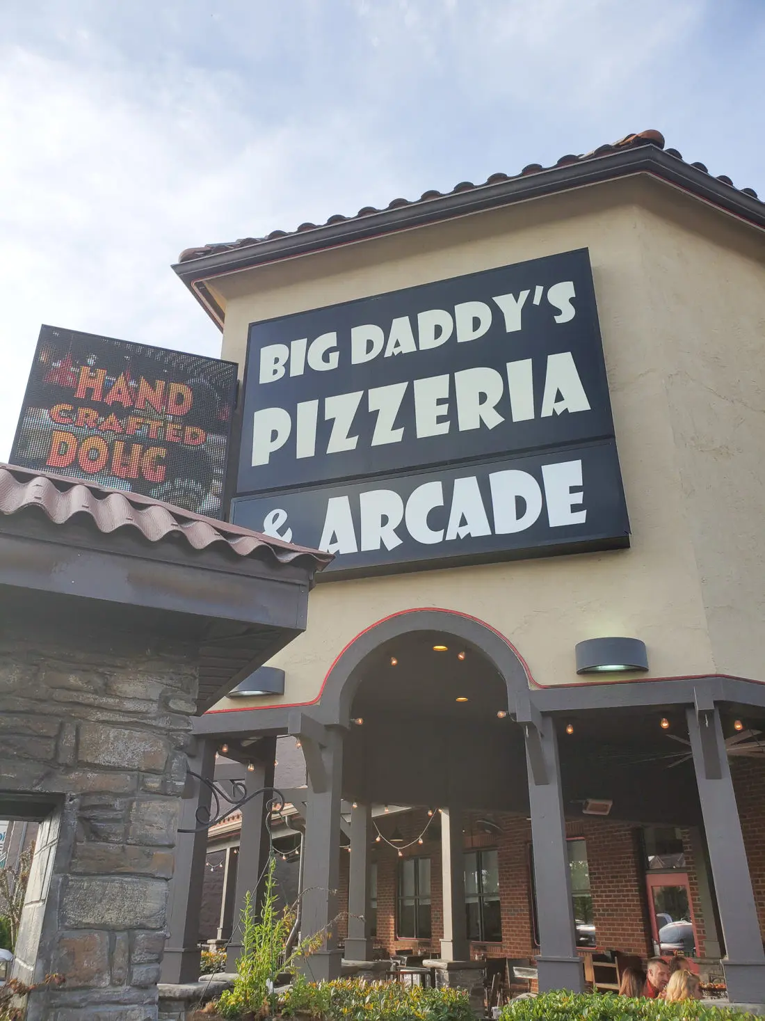 Big Daddy's Pizzeria Pigeon Forge, TN. This is not your average pizza pie!&nbsp;At the heart of Big Daddy's is a 550 degree, wood-fired flame inside of a one-of-a-kind brick oven. Read all about why this freshly made pizza is my families go to pizza joint in Pigeon Forge, TN.