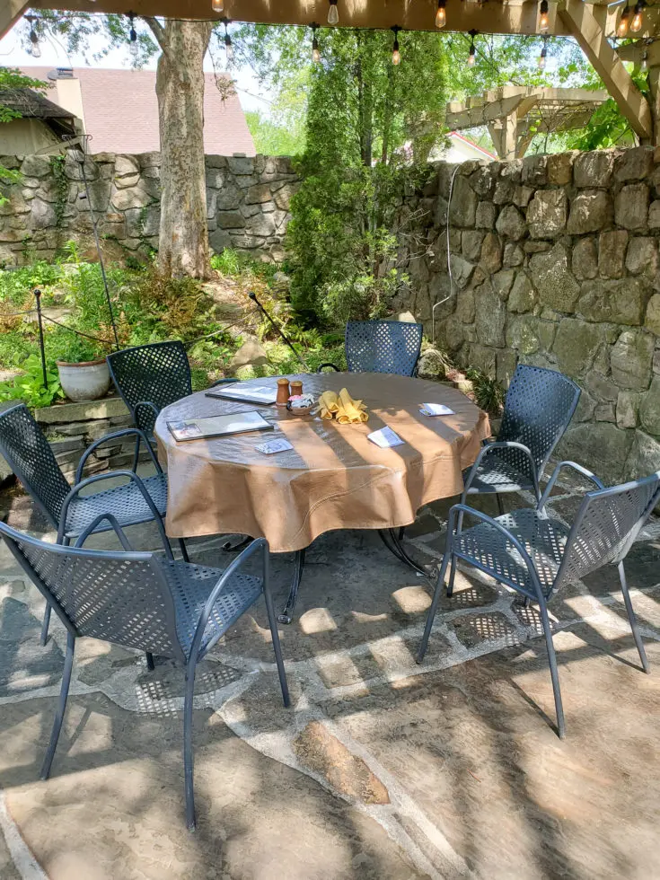 The Old Mill Pottery House Cafe & Grille Patio Seating. The Pottery House Cafe serves freshly made sandwiches, salads, and hearty entrees on dishes created by our potters right next door. Read my full review which includes photos of this beautiful and delicious location in Pigeon Forge, TN.