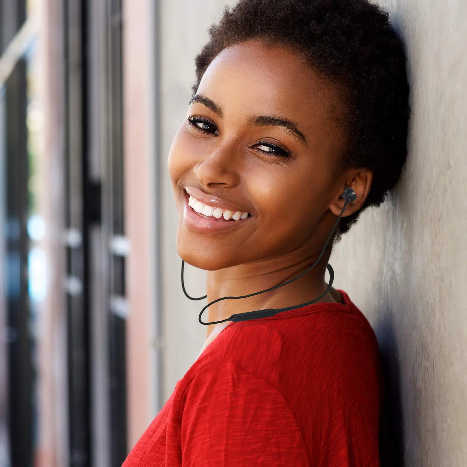 The i-JAZZ Bluetooth earphones come with latest technology and are made from lightweight, long-lasting materials, guaranteed to withstand the test of time regardless of intensive use. The compact design is accompanied by a full HD stereo sound quality, while the sweatproof design makes them the perfect companion during intense workout routines.
