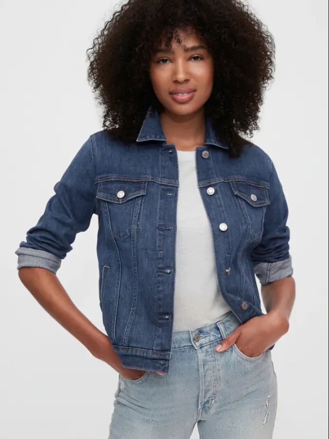 GAP Fall Faves Icon Denim Jacket. Featuring a Stretch denim material this fashionable Icon Denim Jacket is the perfect piece for your fall outfits. Pair it with a light-colored top or wear it over your favorite fall dress. This statement piece is a great way to stay warm, comfy, and fashionable this fall season.