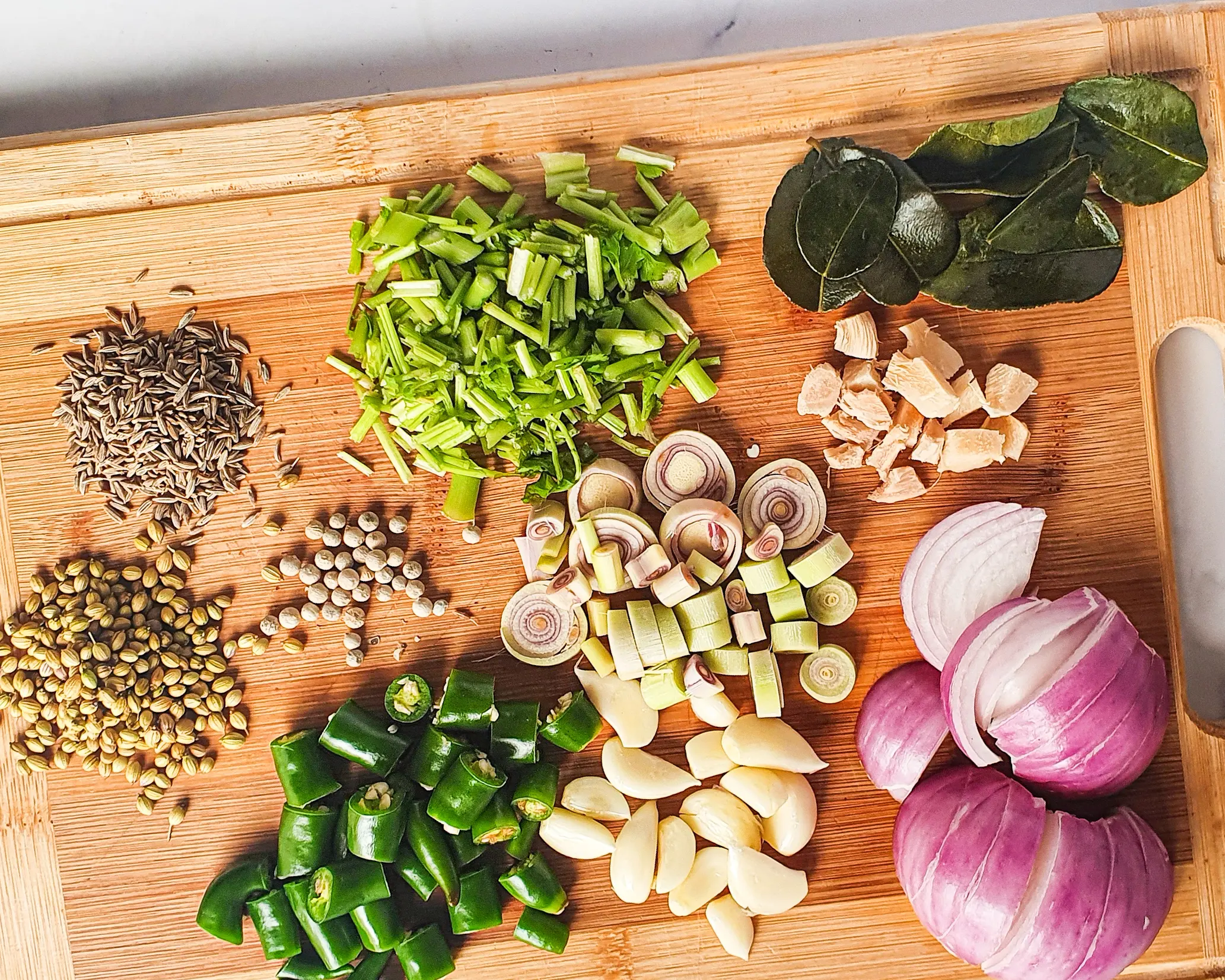 Thai Green Curry Noodles Step 1. These Thai Green Curry Noodles boast a flavorful broth made with coconut milk and fresh ingredients. Fill your bowl with fresh veggies, shrimp, tofu, and rice noodles for a flavorful easy weeknight dinner recipe.