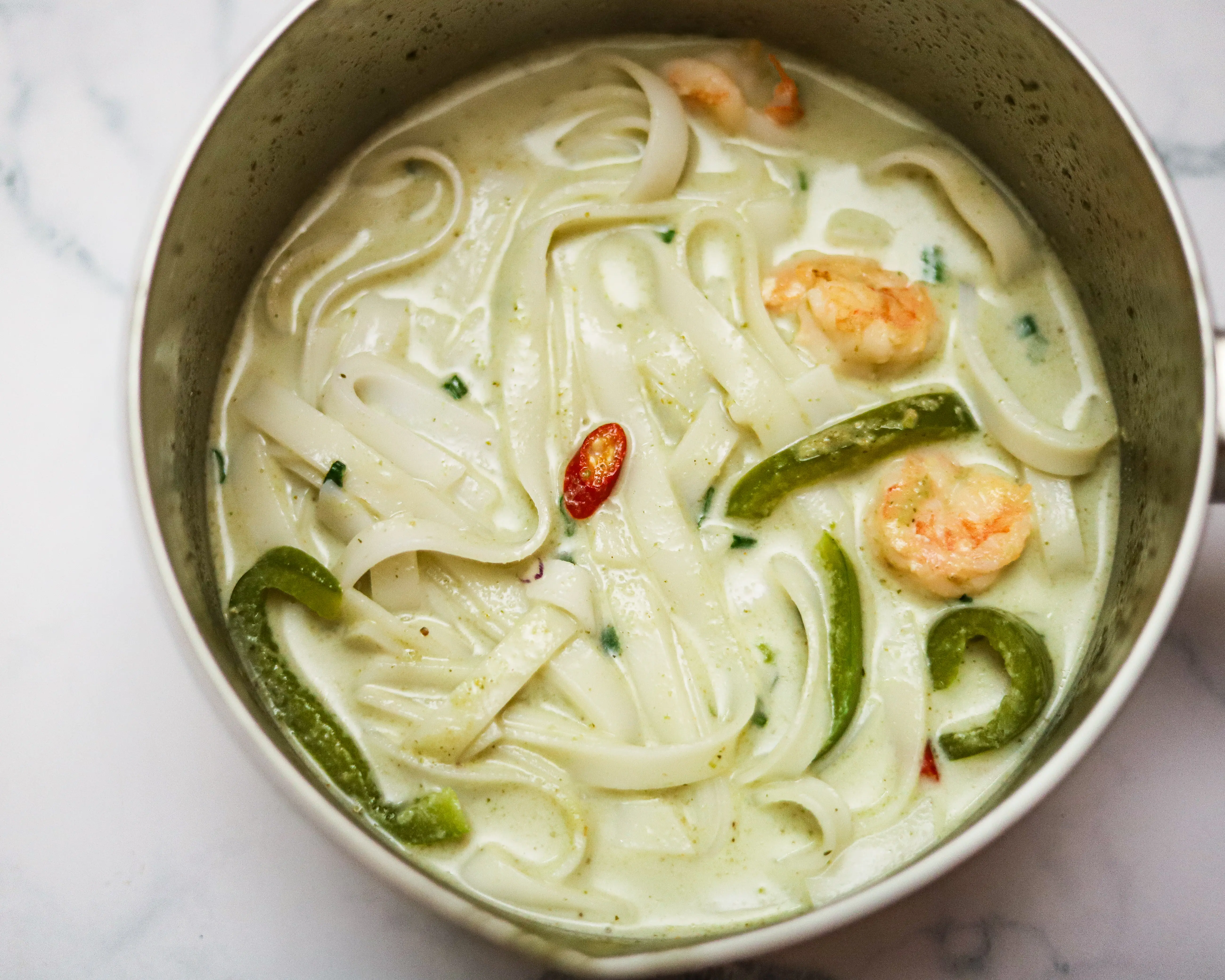 Thai Green Curry Noodles Step 4. These Thai Green Curry Noodles boast a flavorful broth made with coconut milk and fresh ingredients. Fill your bowl with fresh veggies, shrimp, tofu, and rice noodles for a flavorful easy weeknight dinner recipe.
