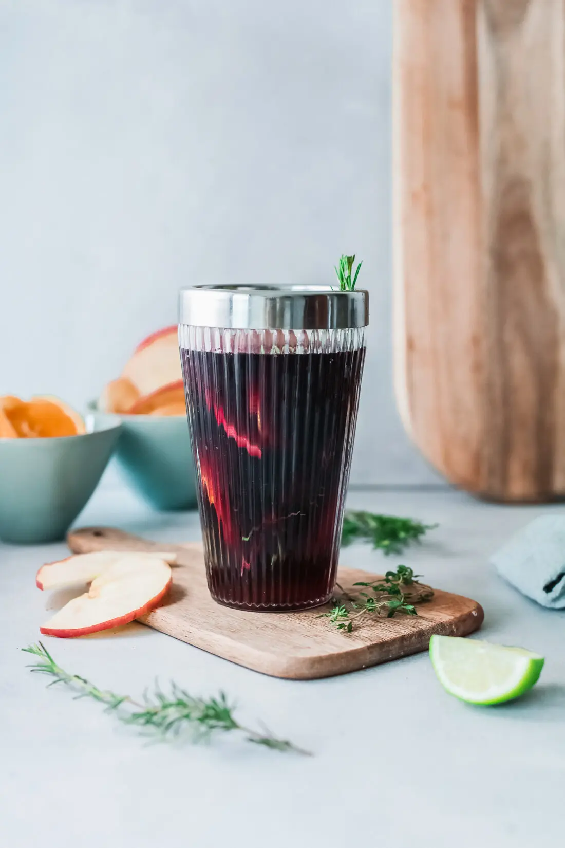Sparkling Red Wine Sangria Step 4. Celebrate any occasion with this festive Sparkling Red Wine Sangria, made with fresh cut oranges, apples, red wine, and more! This festive fruit-infused Sparkling Sangria is an easy make-ahead cocktail that is perfect for large and small gatherings.
