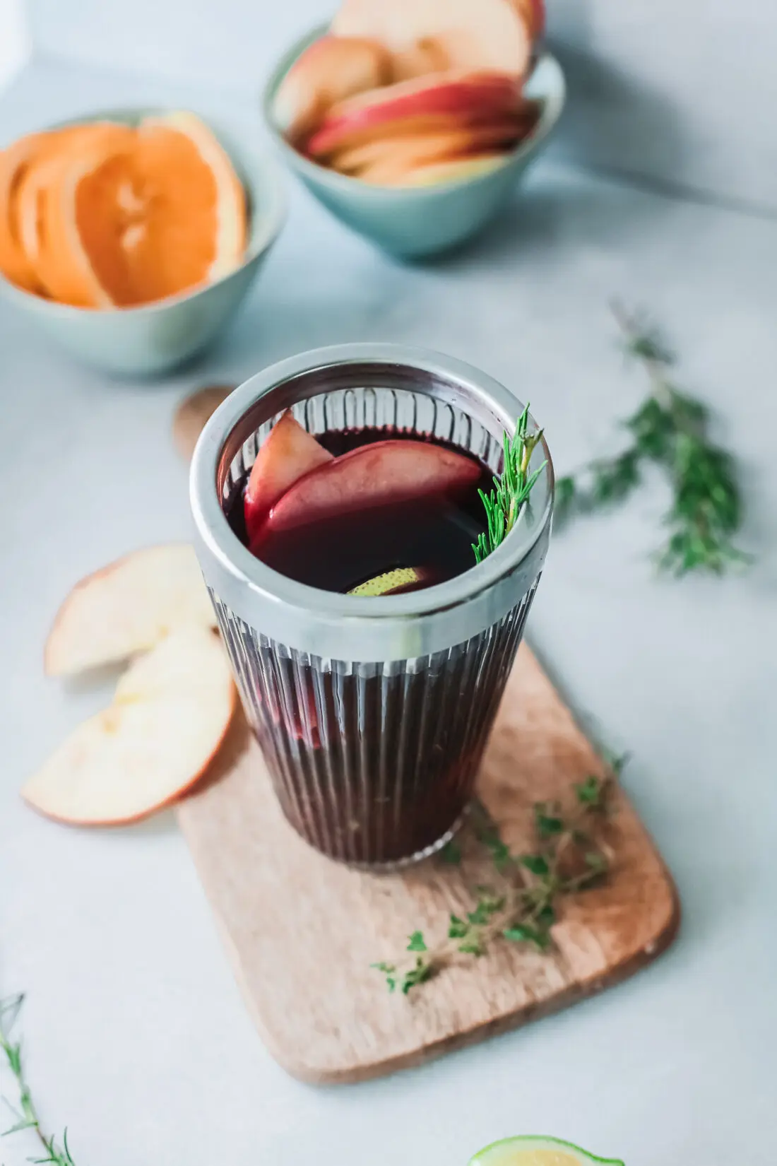 Sparkling Red Wine Sangria Step 5. Celebrate any occasion with this festive Sparkling Red Wine Sangria, made with fresh cut oranges, apples, red wine, and more! This festive fruit-infused Sparkling Sangria is an easy make-ahead cocktail that is perfect for large and small gatherings.