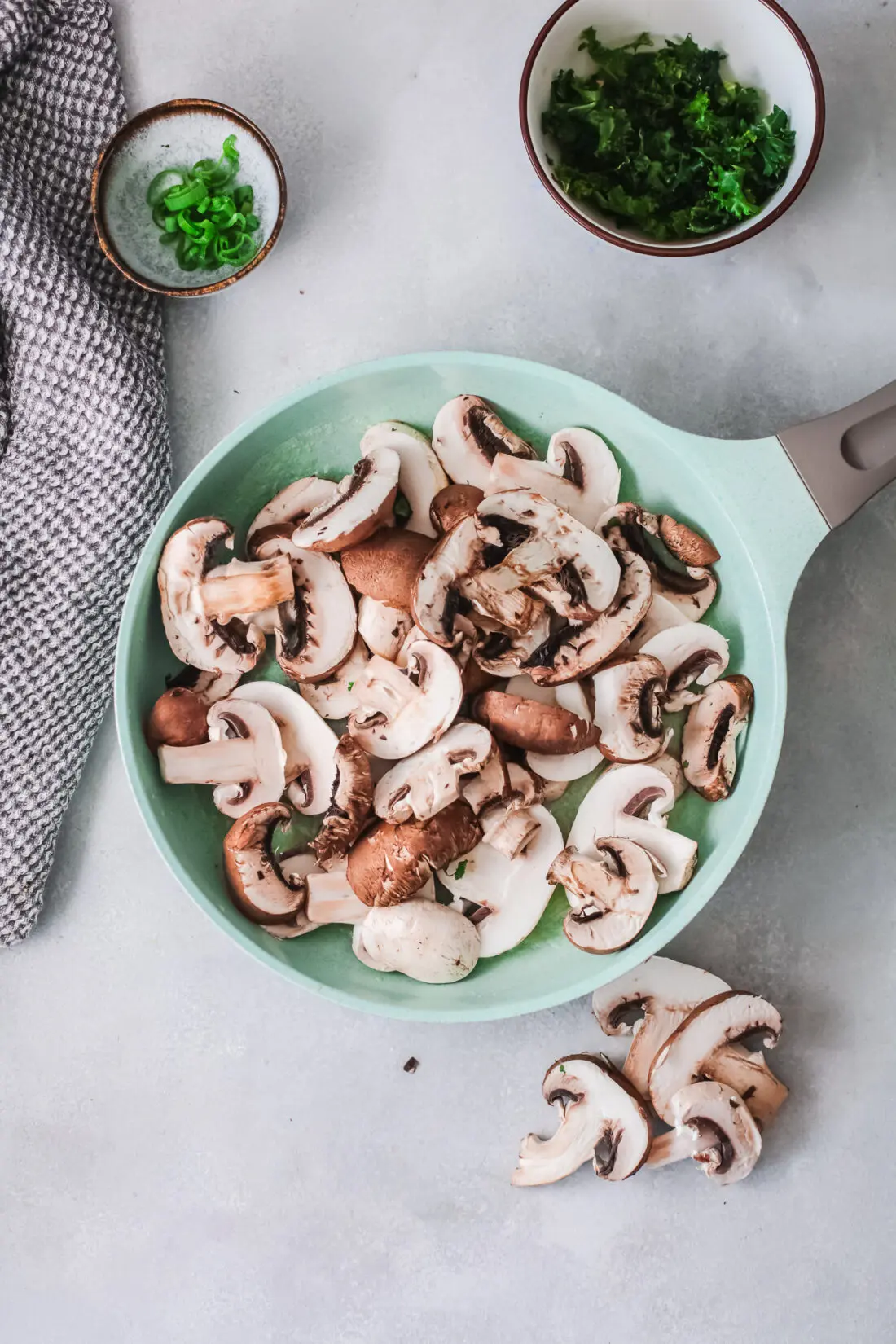 Vegetarian Korean Noodle Step 2. This simple and easy Vegetarian Korean Noodles dish is full of flavor and can be made in under 30 minutes. The Korean noodles are stir-fried in a savory sauce made with fresh vegetables such as mushrooms, red onion, ginger, garlic, and kale.