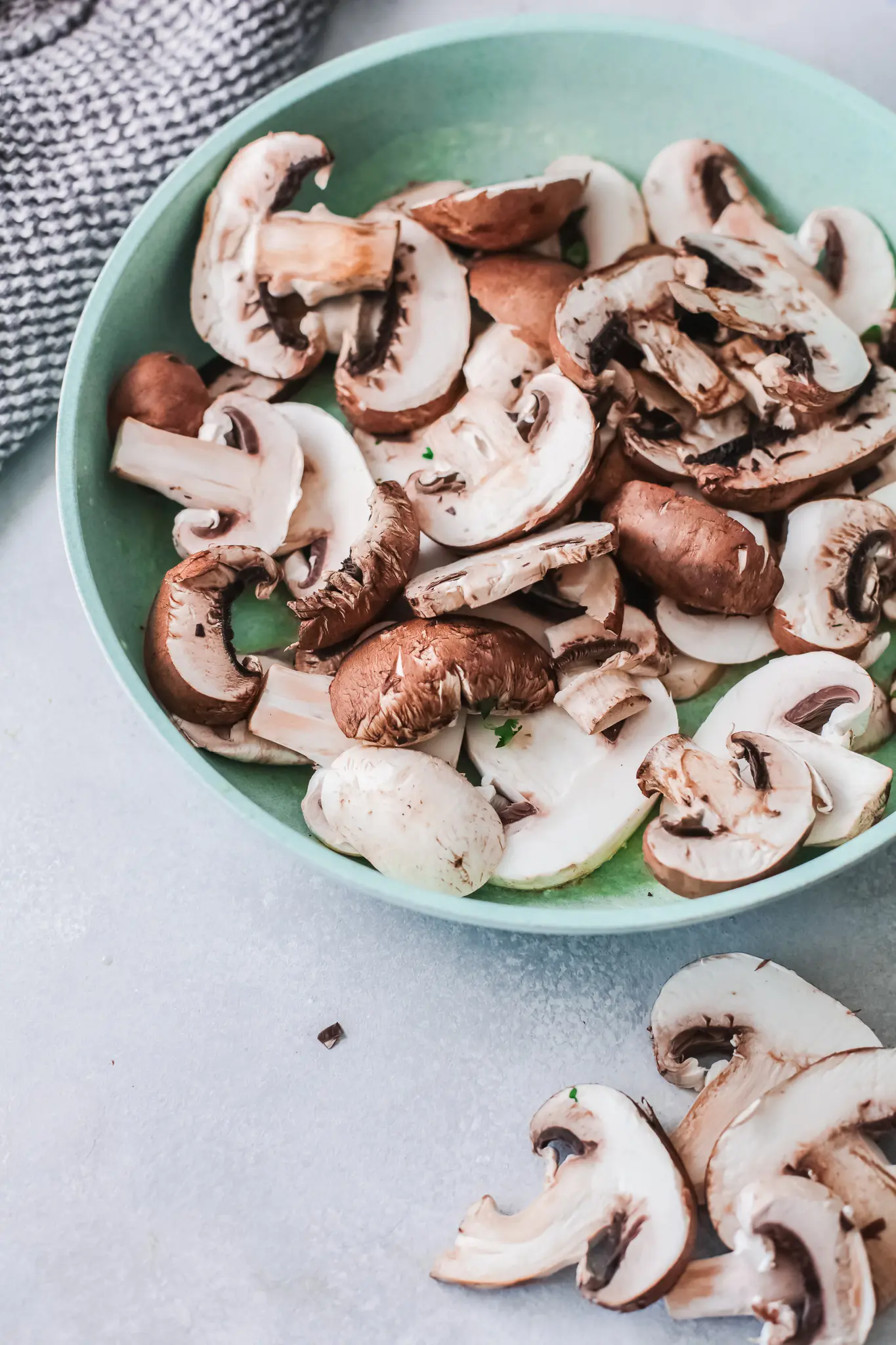 Vegetarian Korean Noodle Step 3. This simple and easy Vegetarian Korean Noodles dish is full of flavor and can be made in under 30 minutes. The Korean noodles are stir-fried in a savory sauce made with fresh vegetables such as mushrooms, red onion, ginger, garlic, and kale.