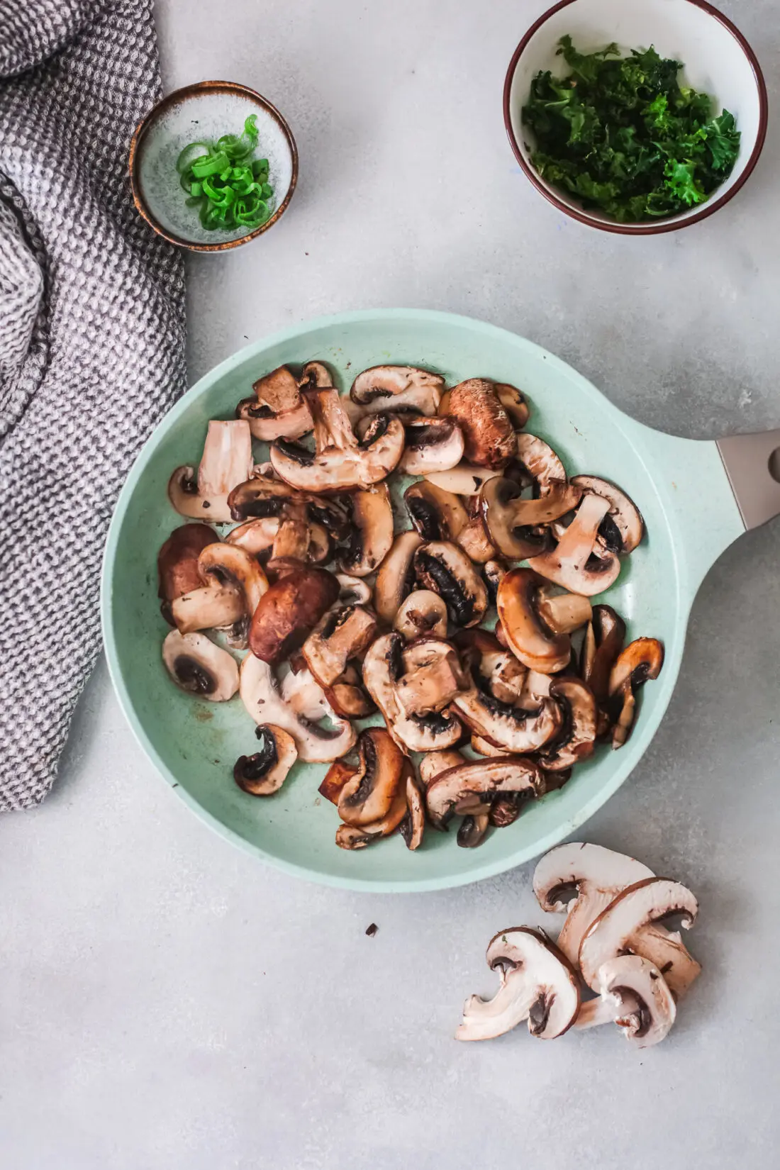 Vegetarian Korean Noodle Step 4. This simple and easy Vegetarian Korean Noodles dish is full of flavor and can be made in under 30 minutes. The Korean noodles are stir-fried in a savory sauce made with fresh vegetables such as mushrooms, red onion, ginger, garlic, and kale.