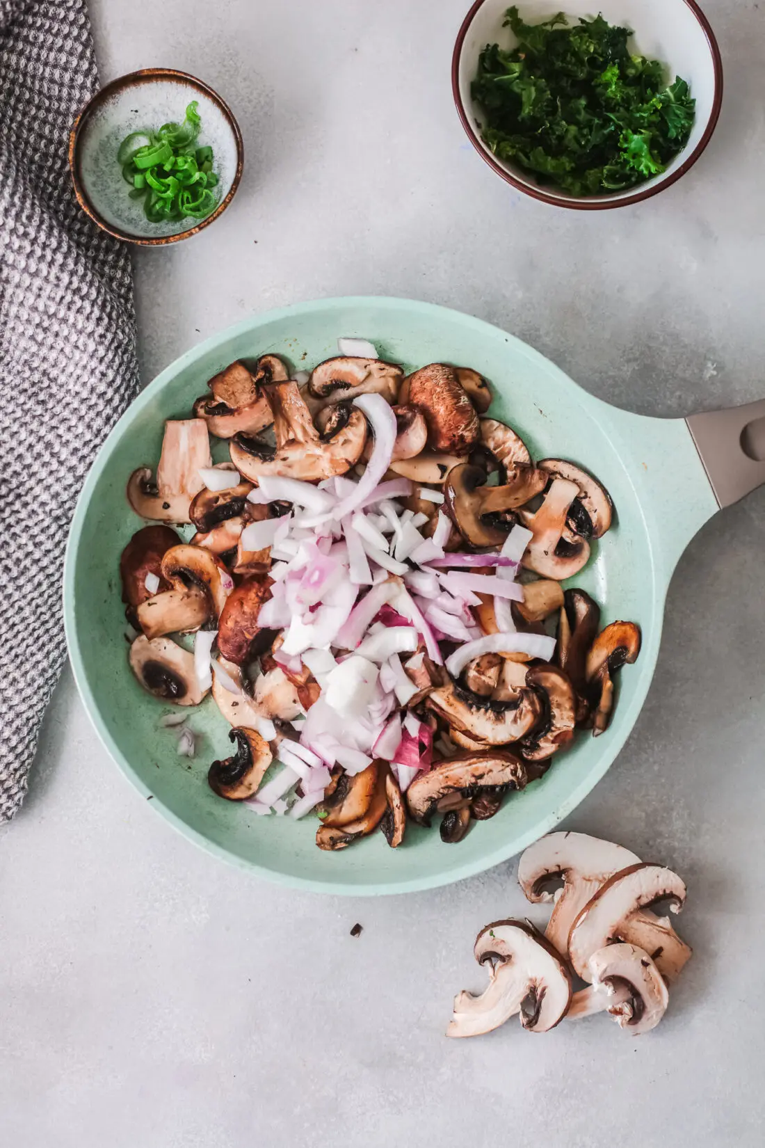 Vegetarian Korean Noodle Step 5. This simple and easy Vegetarian Korean Noodles dish is full of flavor and can be made in under 30 minutes. The Korean noodles are stir-fried in a savory sauce made with fresh vegetables such as mushrooms, red onion, ginger, garlic, and kale.