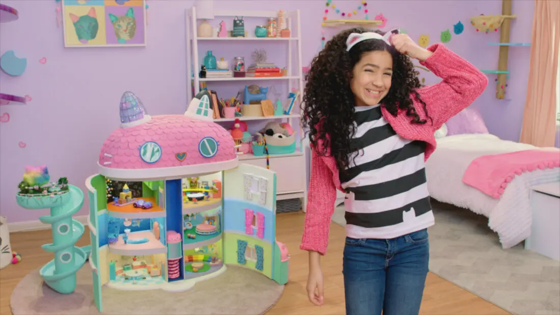 Dreamworks Gabby's Dollhouse. Welcome to&nbsp;Gabby's Dollhouse, the preschool show with a surprise inside! DreamWorks Gabby's Dollhouse&nbsp;unboxes a surprise before jumping into a fantastical animated world full of adorable cat characters that live inside Gabby&rsquo;s dollhouse. Any adventure can unfold when we play in&nbsp;Gabby's Dollhouse! Premiering on Netflix January 5th, 2021.