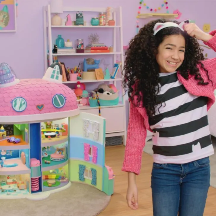 Dreamworks Gabby's Dollhouse. Welcome to&nbsp;Gabby's Dollhouse, the preschool show with a surprise inside! DreamWorks Gabby's Dollhouse&nbsp;unboxes a surprise before jumping into a fantastical animated world full of adorable cat characters that live inside Gabby&rsquo;s dollhouse. Any adventure can unfold when we play in&nbsp;Gabby's Dollhouse! Premiering on Netflix January 5th, 2021.