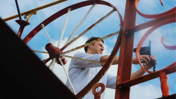 Exploring cities across the U.S. with just 100 bucks in his pocket